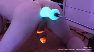 Anal uzaylı istilası - bekaret kilitliyken karanlık uzaylı dildo'nun parıltısı tarafından becerilmek