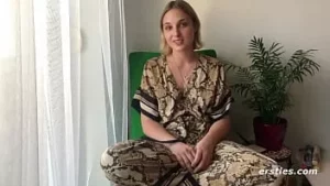 Ophelia aynanın önünde seksi vücuduyla oynuyor.
