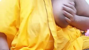 Indian Desi Tante blinkt Brüste für den Schwanz des Studienstudenten
