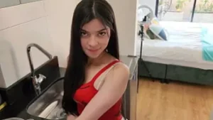 Latina amateur Jopy Laura se fait prendre dans une rencontre de salle de bain torride