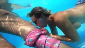 Candide zwembad seks met blonde babe Mya Lane en Ryland Ryker!