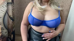 Minha madrasta gostosa com peitos grandes está testando um brinquedo sexual