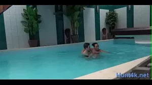 感性的青少年小鸡喜欢被钉