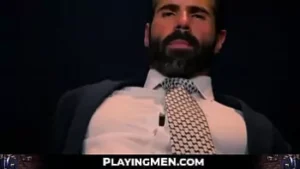 Hunks financiare îmbrăcate în costume Unleash Pasiune brută: Poftă anală și muie intensă