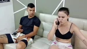 Erkek arkadaşı ile tartışmalar sırasında Latin üvey kız kardeşimin sulu ganimetini cumming