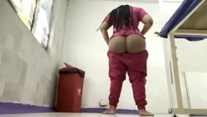 كاميرا تجسس تصطاد غنائم BBW الممرضة في المستشفى