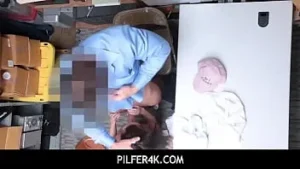 Pilfer4k - 剃光青少年商店扒手被令人毛骨悚然的警卫性交