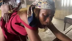 Catturato masturbazione dall'insegnante: la troia amatoriale calda paga con il sesso