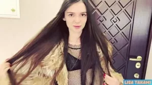 Çarpıcı lüks eskort, gucci çizmelerinde büyük bir attırma alır - lisa takami