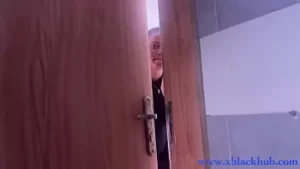 Passeio hardcore: Big Big Dicked African Pounds Glory's Bunder no chuveiro
