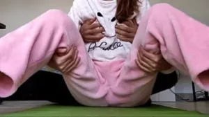 A irmã asiática de 18 anos com peitos pequenos de pijama fica molhada e excitada-pornô amador de verdade