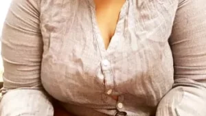 Sridevi Die ungezogene Desi Maid blinkt ihre Brüste