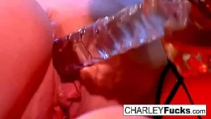 Charley Chase en Heather Caroline in intense lesbische ontmoeting