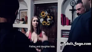 رجال الشرطة يجعلون الرجل يمارس الجنس مع ابنة زوجته أثناء مشاهدتها