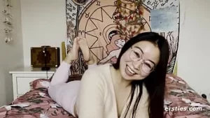 Ersties：可爱的中国女孩非常高兴为我们制作自慰视频