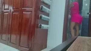 La cámara sincera captura a la madrastra latina en lencería después de la ducha