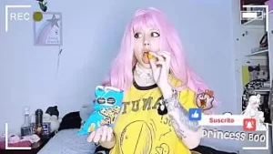 A garota tímida está no seu quarto. *.