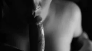 Petite Pierced morena enlouquece: chupando de pau e porra dura