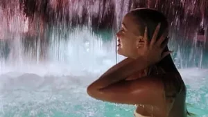 إليزابيث بيركلي - حمام السباحة الساخن مشهد الجنس - فتيات الإستعراض 1995