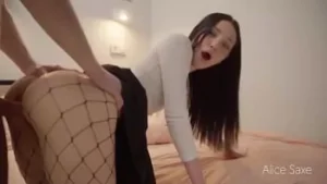 Bruneta sexy Alice Saxe scutește stresul cu sexul raunchy și sexul hardcore