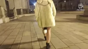 Blonde Latina Milf Ariela Rider idzie publicznie z wtyczką analową