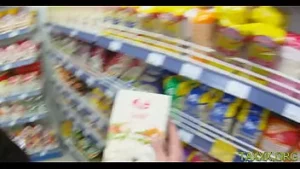 Sevimli genç hizmetçi elisaveta gulobeva ıslak bir oturumdan hoşlanır
